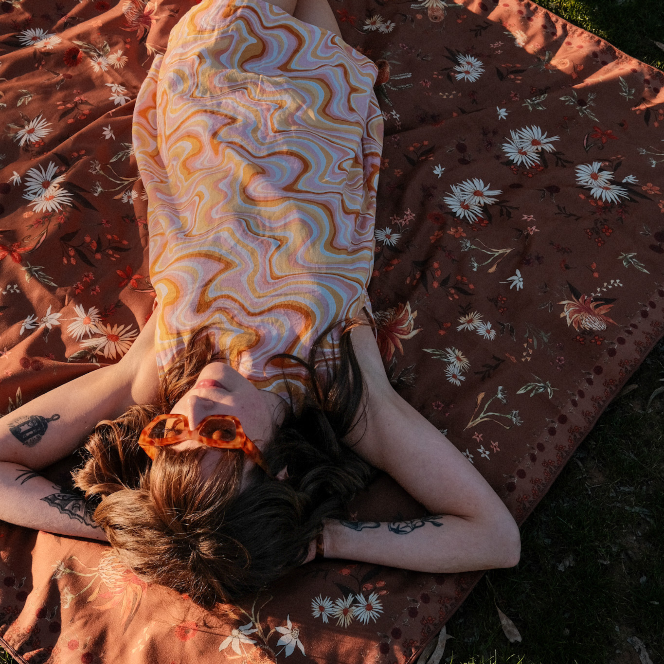 retro-picnic-swirls-native-wildflower-botanical-sandfree-towel