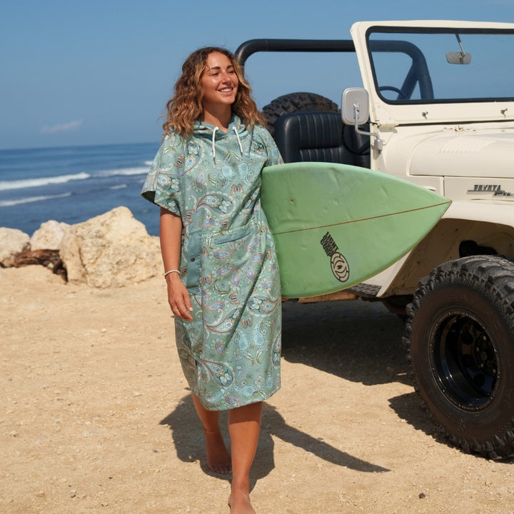 Surf women poncho sand