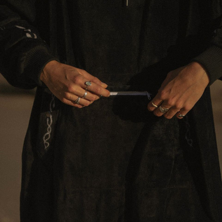 Black snake changing towel